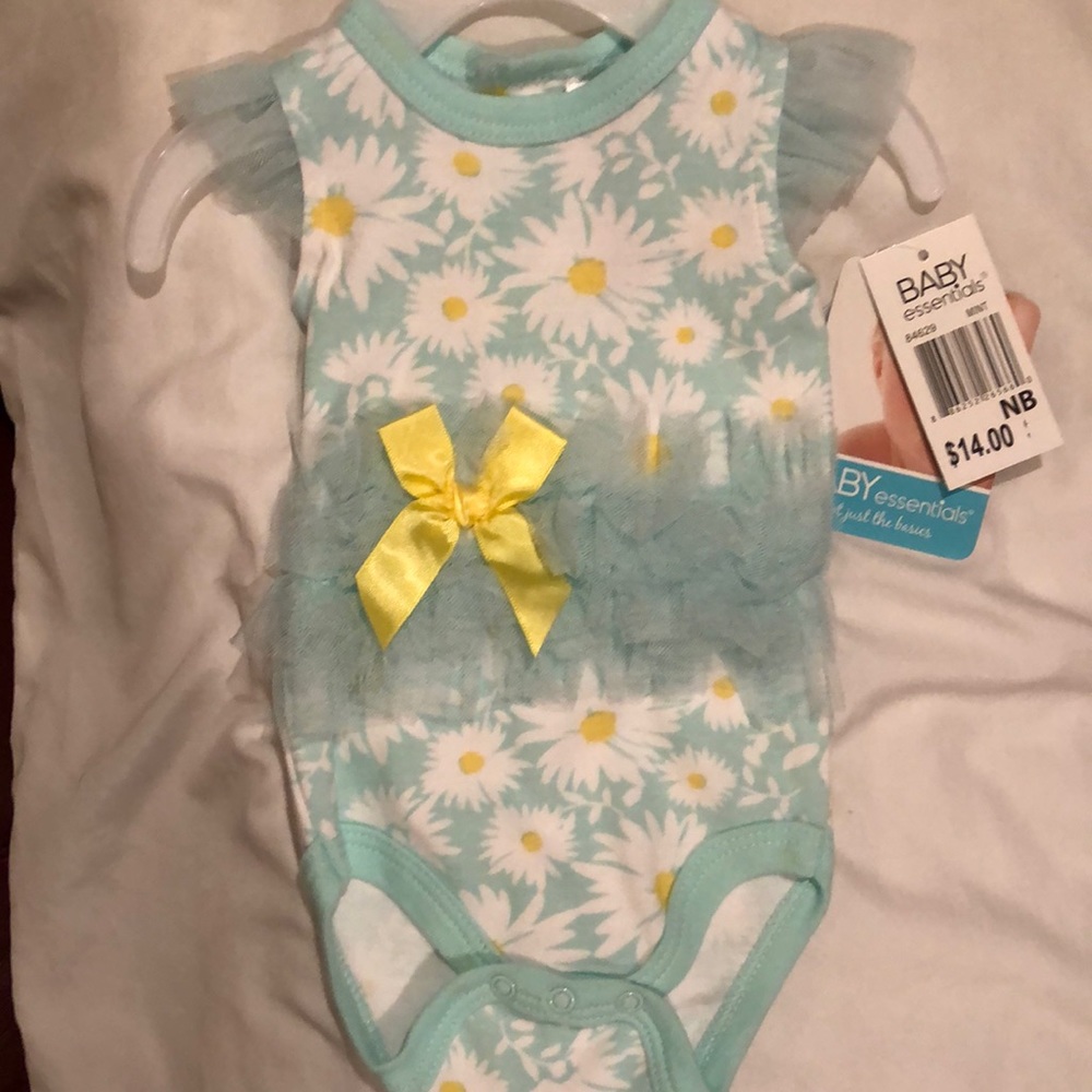 Soft blue w Daisy print NB outfit.